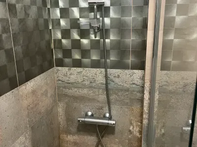 Baie cu dus moderna inchiriere apartament Sector 6 București